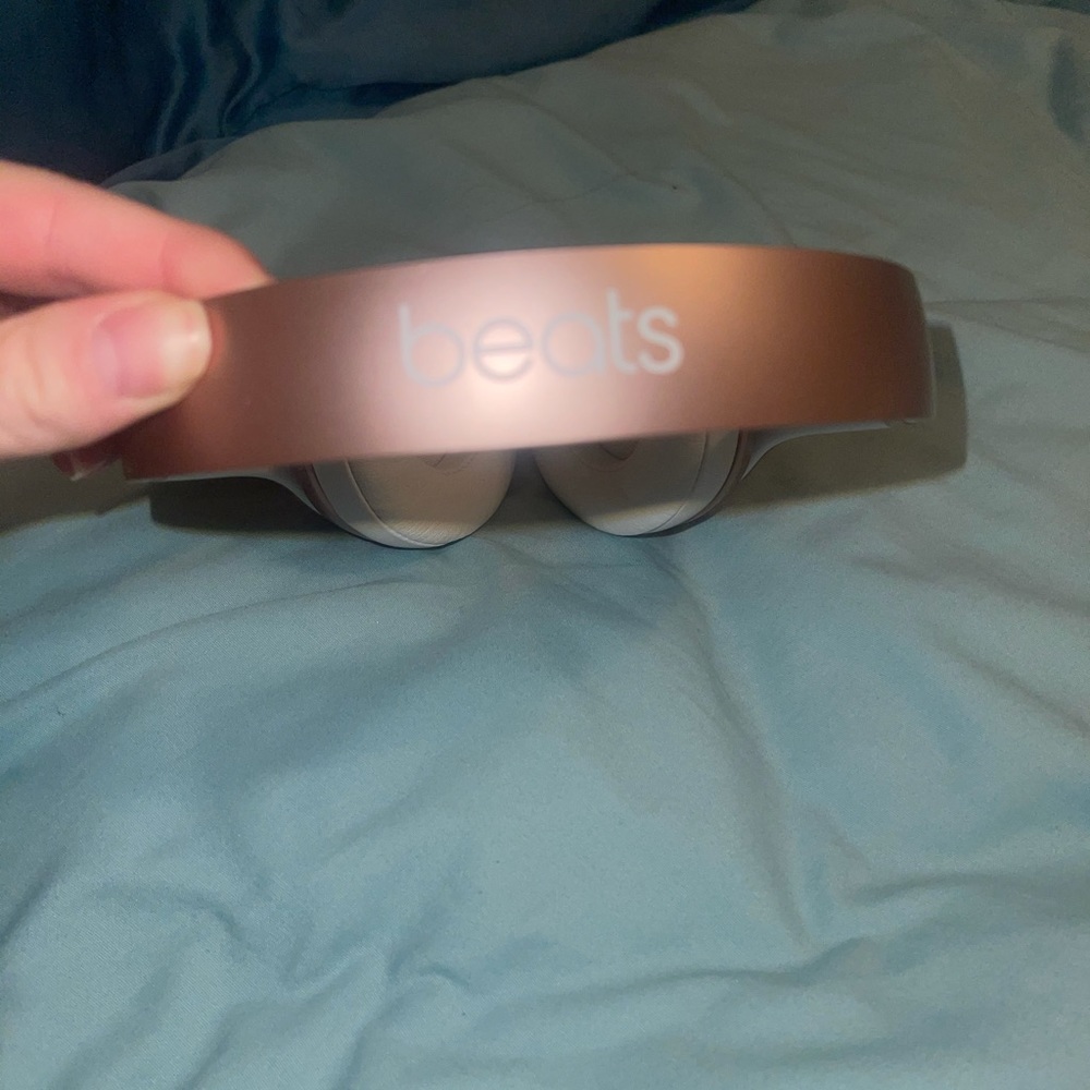 Rose Gold Bluetooth Beats Headphones - Picture 4 of 6